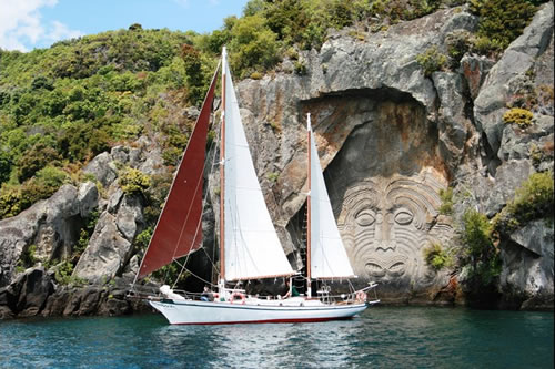 Sailing to the carvings, Lake Taupo