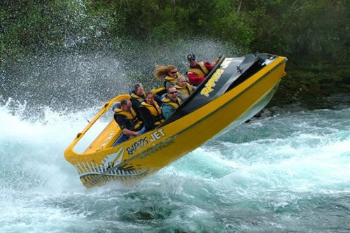 Jet boating at Ngaawapurua rapids, Waikato River